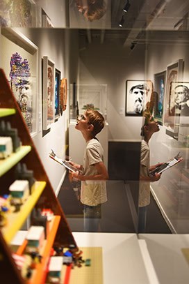 bezoeker met speurtocht bij Bricks of Wonder