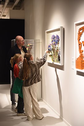 Familie bij vergeert-me-nietjes Bricks of Wonder